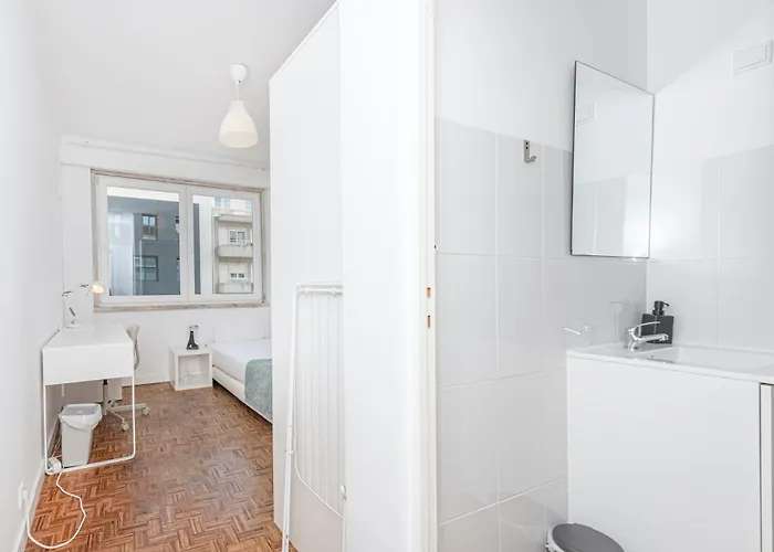 Houze Spacious Near Marques De Pombal *